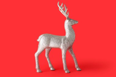 Kırmızı arkaplanda altın ren geyiği