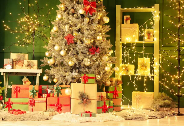 Veel Geschenken Onder Kerstboom Gloeiende Lichten Kamer Ingericht Voor Vakantie — Stockfoto