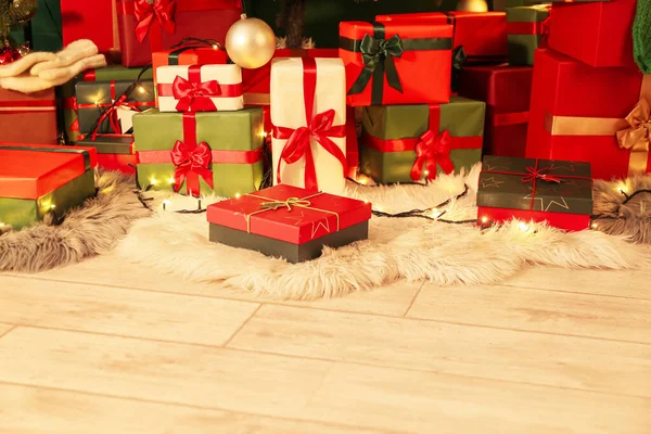 Viele Geschenke Mit Leuchtenden Lichtern Auf Dem Fußboden Weihnachtlich Dekorierten — Stockfoto