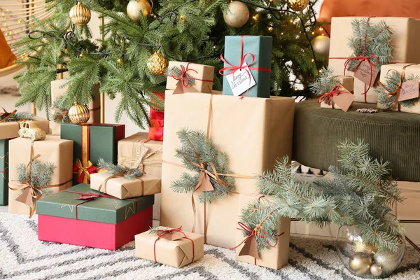 居間のクリスマスツリーの下の多くのプレゼント — ストック写真