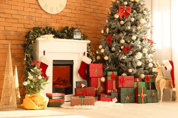 Interieur Van Woonkamer Met Open Haard Geschenken Mooie Kerstboom — Stockfoto