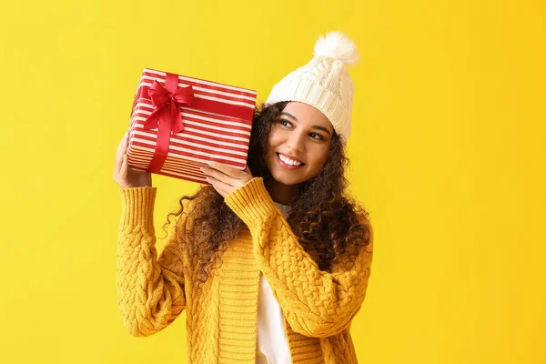 Young African American Woman Warm Hat Christmas Present Yellow Background — Stock Photo, Image