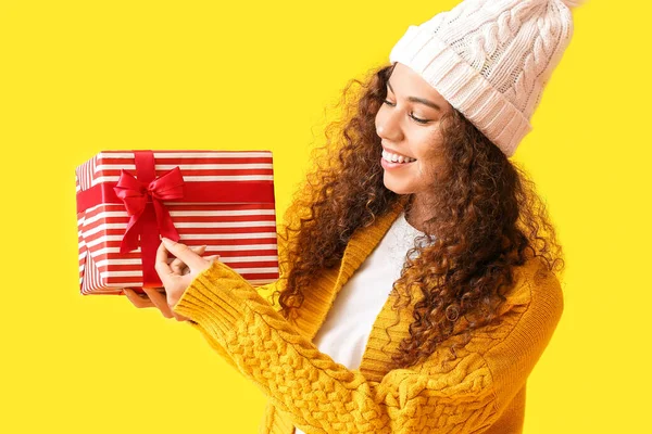 Young African American Woman Warm Hat Christmas Present Yellow Background — Stock Photo, Image