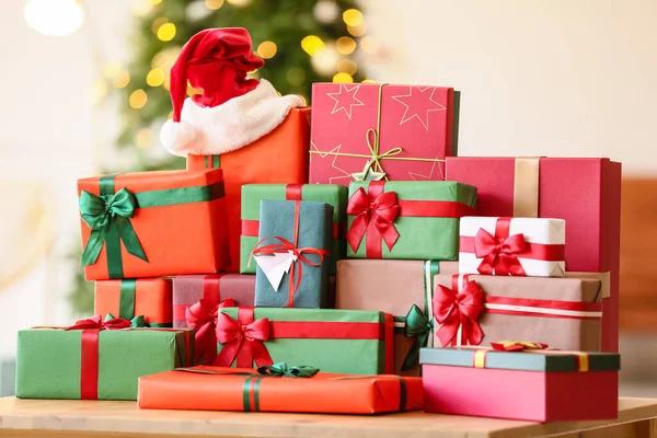 Christmas Gifts Santa Hat Table Room — Stock Photo, Image