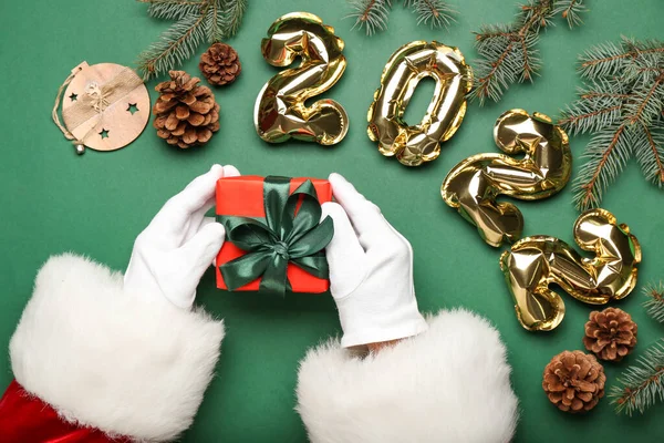 Santa Claus Christmas Gift Balloons Shape Figure 2022 Green Background — Stock Photo, Image