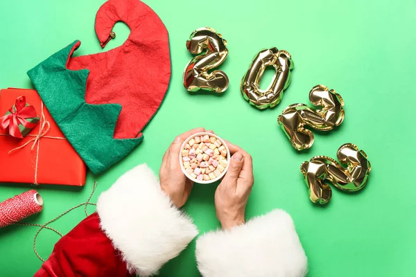 Papai Noel Com Xícara Cacau Balões Forma Figura 2022 Fundo — Fotografia de Stock