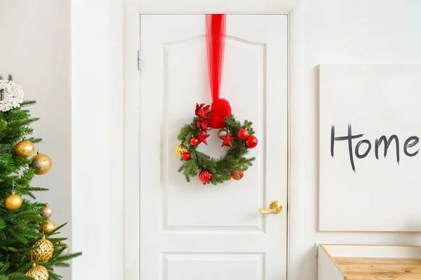 Białe Drzwi Ozdobione Boże Narodzenie Malarstwo Słowem Home Pobliżu Ściany — Zdjęcie stockowe