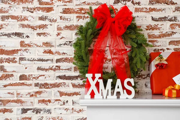 Noel Çelengi Xmas Kelimesi Şömine Rafında Tuğla Duvarın Yanında — Stok fotoğraf