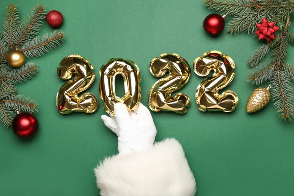 2022 Model Balonlarla Noel Baba Yeşil Arka Planda Noel Dekoru — Stok fotoğraf