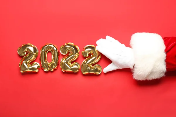 Babbo Natale Con Palloncini Forma Figura 2022 Sfondo Rosso — Foto Stock