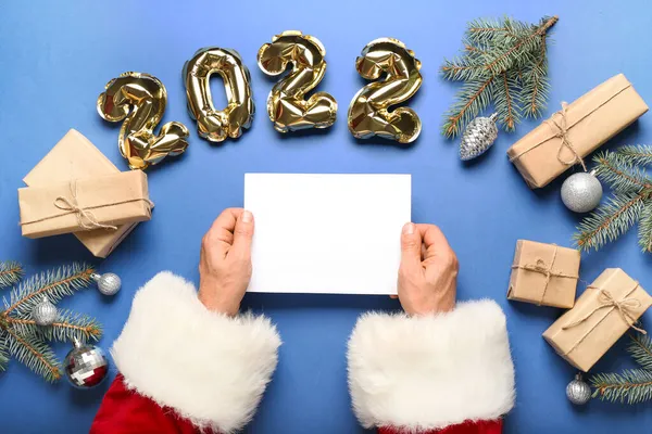 Kerstman Met Blanco Vel Papier Ballonnen Vorm Van Figuur 2022 — Stockfoto