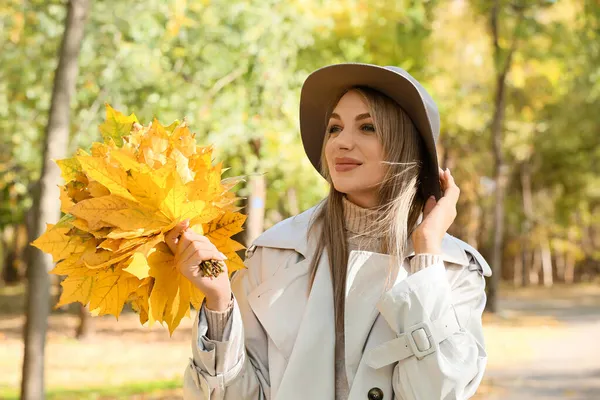 Fashionable Woman Bouquet Autumn Leaves Park — Stock Photo, Image