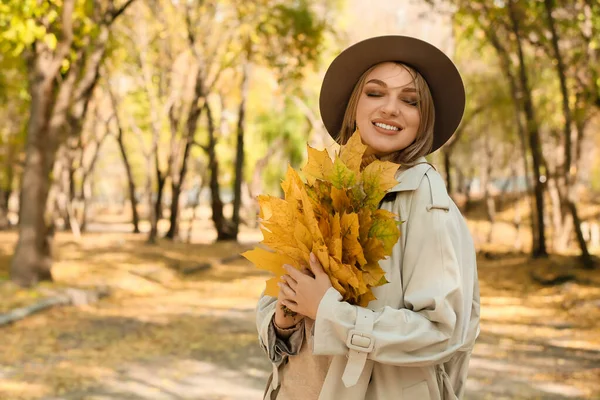 Femme Heureuse Avec Les Yeux Fermés Tenant Bouquet Feuilles Automne — Photo