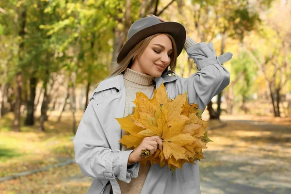 Fashionable Woman Closed Eyes Holding Bouquet Autumn Leaves Park — Stock Photo, Image