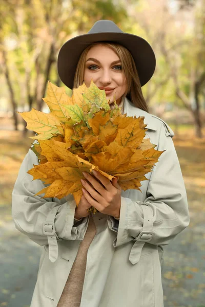 Fashionable Smiling Woman Bouquet Autumn Leaves Park — Stock Photo, Image