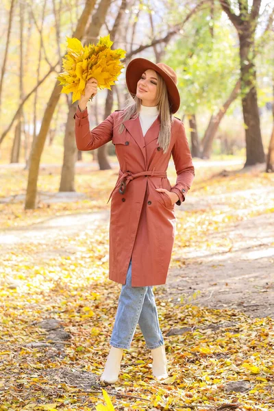 Fashionable Young Woman Bouquet Golden Autumn Leaves Park Sunny Day — Stock Photo, Image