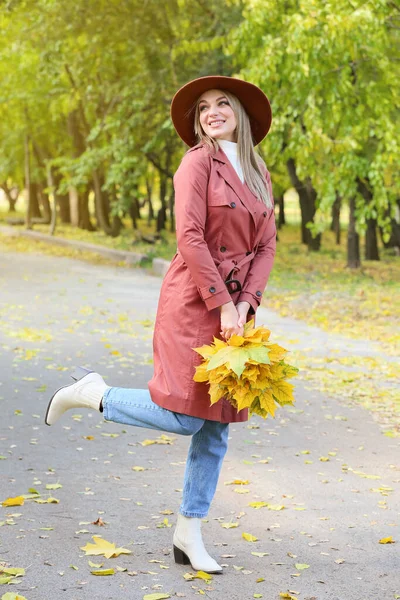 Joyeux Jeune Femme Avec Bouquet Automne Dans Parc — Photo