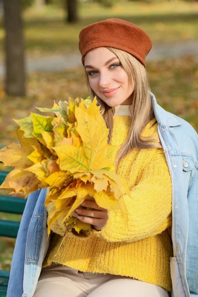 Retrato Hermosa Mujer Sonriente Con Ramo Otoño Parque — Foto de Stock