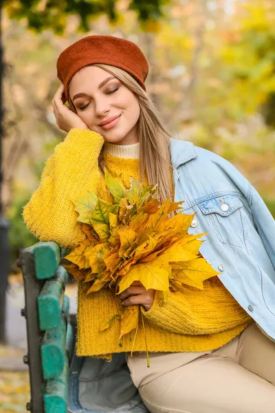 Dreamy Woman Autumn Bouquet Sitting Bench Park — Stock Photo, Image