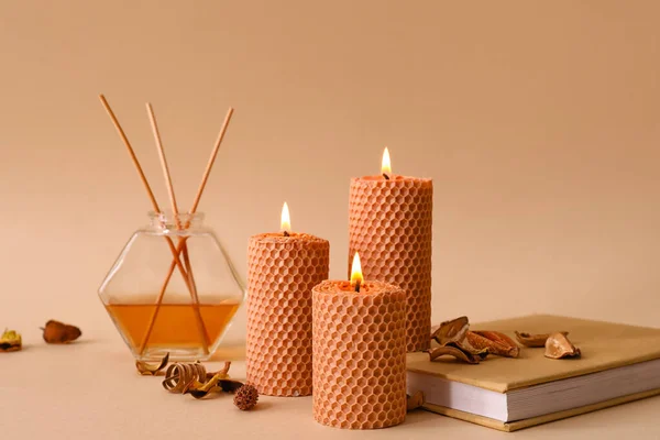 Brennende Kerzen Schilfdiffusor Buch Und Herbstdekor Auf Beigem Hintergrund — Stockfoto