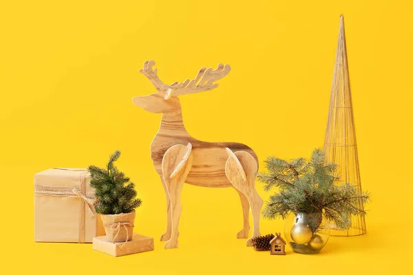 Rennes Bois Avec Décor Noël Cadeaux Sur Fond Jaune — Photo