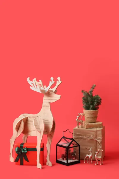 Ξύλινοι Τάρανδοι Μικρό Χριστουγεννιάτικο Δέντρο Και Δώρα Κόκκινο Φόντο — Φωτογραφία Αρχείου