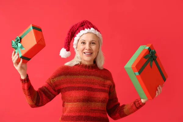 Dojrzałe Kobieta Pudełek Boże Narodzenie Prezent Tle Koloru — Zdjęcie stockowe