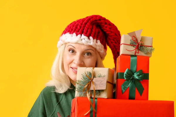 Starší Žena Vánoční Dárkové Krabice Barevném Pozadí — Stock fotografie