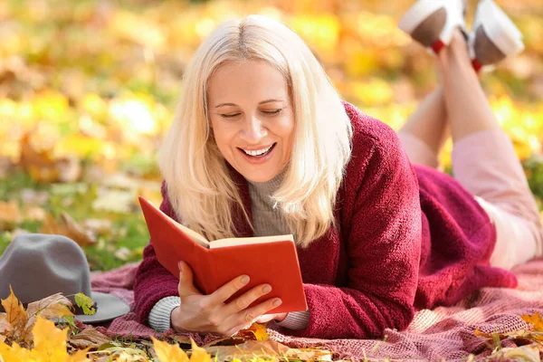Dojrzałe Kobieta Czytanie Książki Jesienny Park — Zdjęcie stockowe