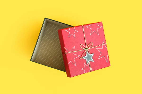 Открытая Красная Коробка Подарок Рождество Карточкой Цветном Фоне — стоковое фото