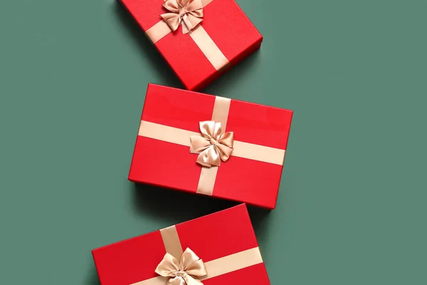 Cajas Regalo Rojas Navidad Sobre Fondo Verde — Foto de Stock