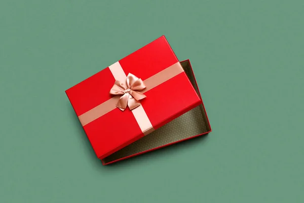 Відкрита Червона Подарункова Коробка Зеленому Фоні — стокове фото