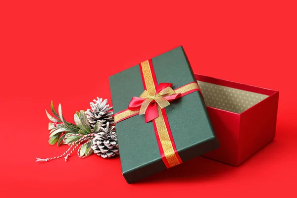 Caja Regalo Abierta Decoración Navidad Sobre Fondo Rojo — Foto de Stock
