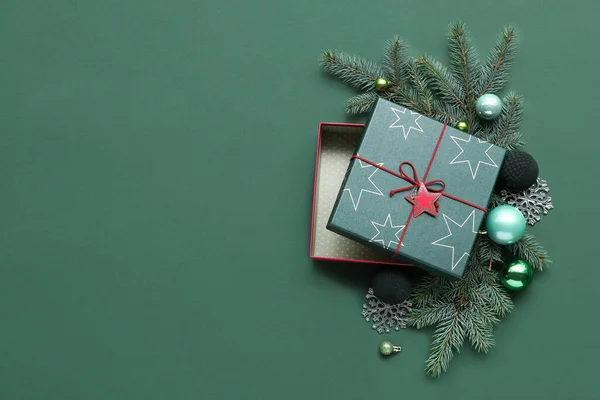 Otwarte Pudełko Świąteczne Dekoracje Zielonym Tle — Zdjęcie stockowe