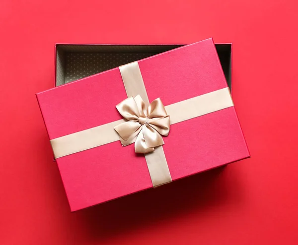 Открытая Подарочная Коробка Красном Фоне — стоковое фото