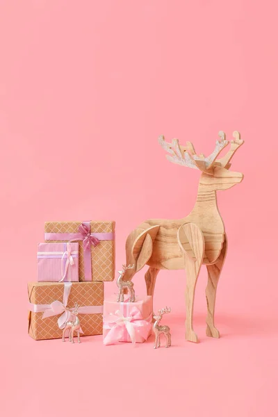 Wooden Reindeer Christmas Presents Pink Background — Stock Photo, Image