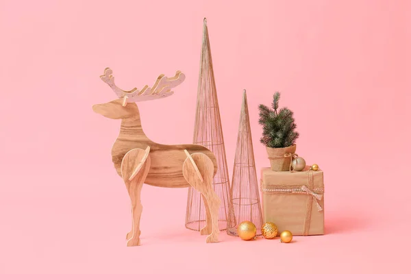 Holz Rentiere Mit Kleinem Weihnachtsbaum Geschenk Und Dekor Auf Rosa — Stockfoto