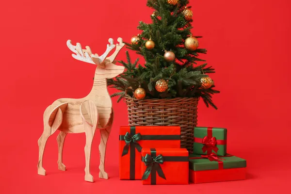 Wooden Reindeer Christmas Tree Presents Red Background — Stock Photo, Image