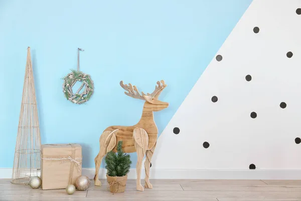 Rennes Bois Avec Petit Sapin Noël Cadeaux Décor Près Mur — Photo