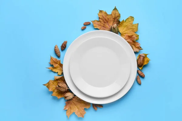 Komposition Mit Tisch Und Herbstblättern Auf Blauem Hintergrund — Stockfoto