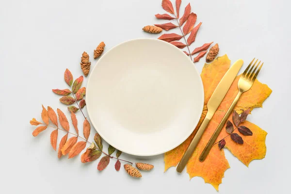 Komposition Mit Tischdekoration Und Herbstblättern Auf Hellem Hintergrund — Stockfoto
