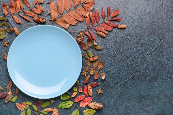 Komposition Mit Tisch Und Herbstblättern Auf Schwarzem Hintergrund — Stockfoto