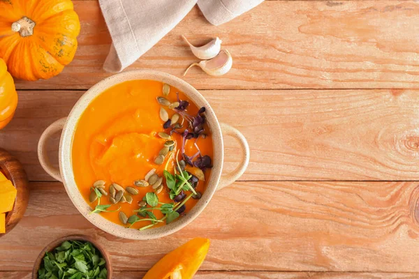 Pot Avec Une Délicieuse Soupe Crème Citrouille Sur Fond Bois — Photo
