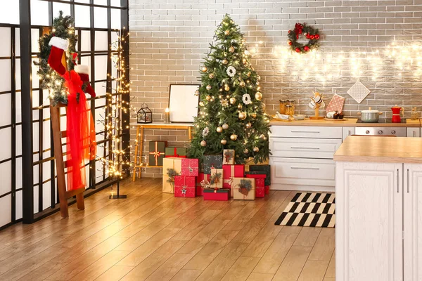 Interior Cocina Moderna Decorada Con Guirnalda Árbol Navidad Cajas Regalo —  Fotos de Stock