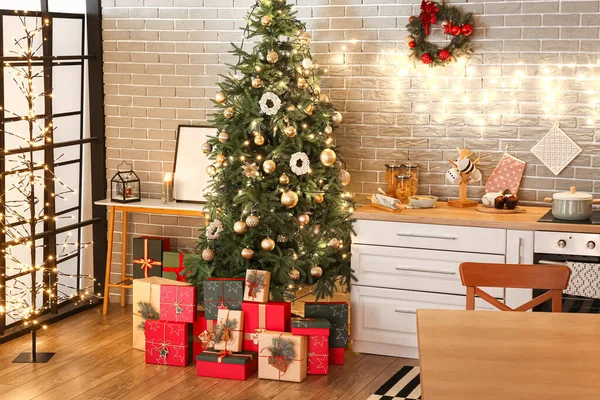 Árvore Natal Caixas Presente Decoração Perto Parede Tijolo Cozinha — Fotografia de Stock
