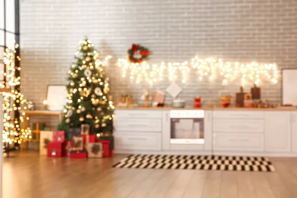 크리스마스 장식용 상자가 현대식 내부가 뒤섞여 — 스톡 사진