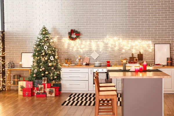 有圣诞树 礼品盒和装饰的时尚厨房的内部 — 图库照片