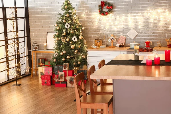带有现代家具 圣诞树 礼品盒和装饰的厨房内部 — 图库照片