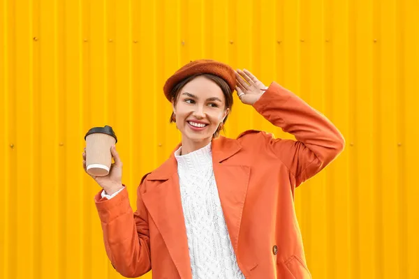 Gelukkig Elegante Vrouw Met Papieren Kopje Koffie Gele Achtergrond — Stockfoto