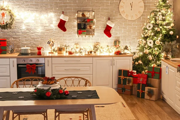 现代厨房的内部 有圣诞树 礼品盒 装饰和餐桌 — 图库照片